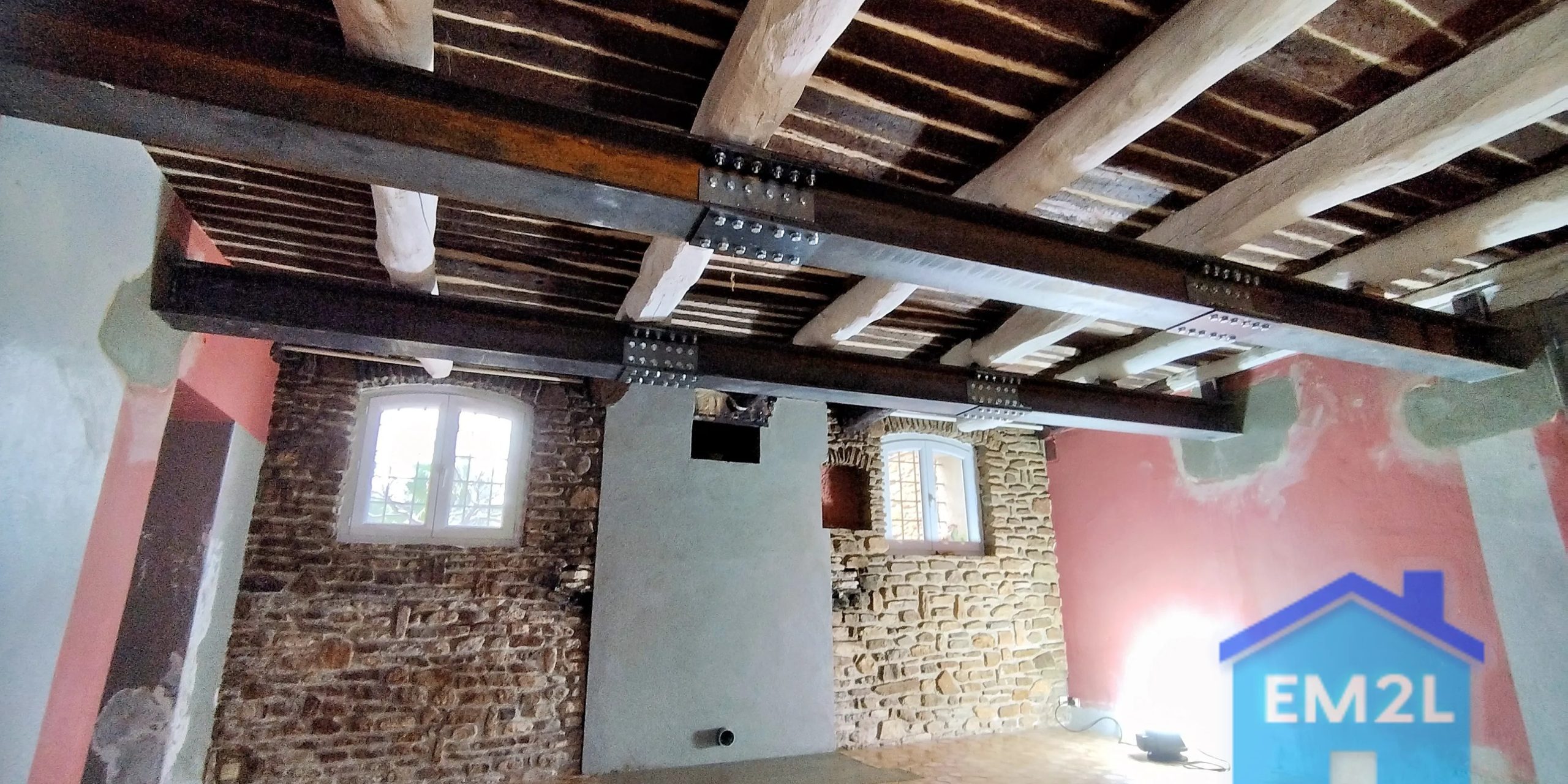 Suppression de poteaux porteurs – Pose de poutres HEB à Saint-Cyr-sur-Mer Chantier EM2L à Saint-Cyr-sur-Mer : reprise de structure par poutres HEB pour supprimer deux poteaux en bois