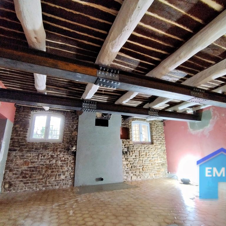 Chantier EM2L à Saint-Cyr-sur-Mer : reprise de structure par poutres HEB pour supprimer deux poteaux en bois